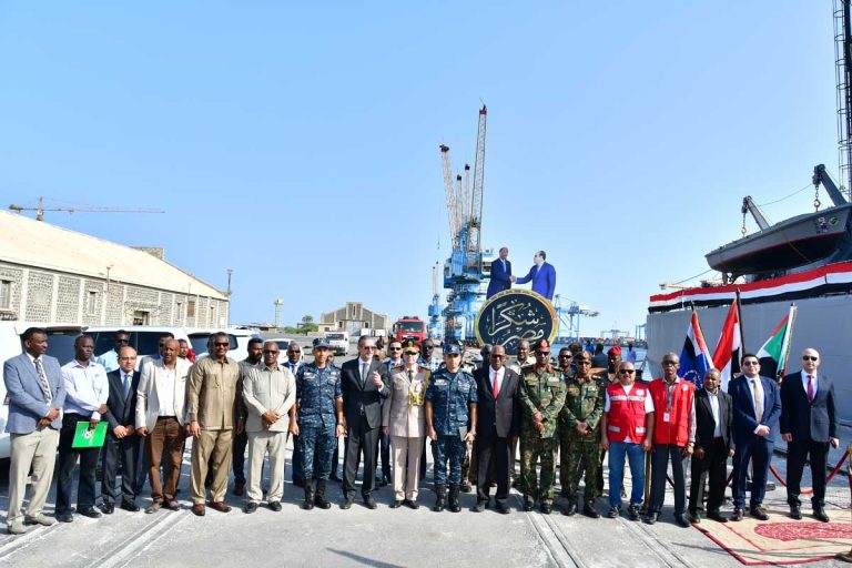 مصر ترسل سفينة تحمل مساعدات إغاثية إلى السودان