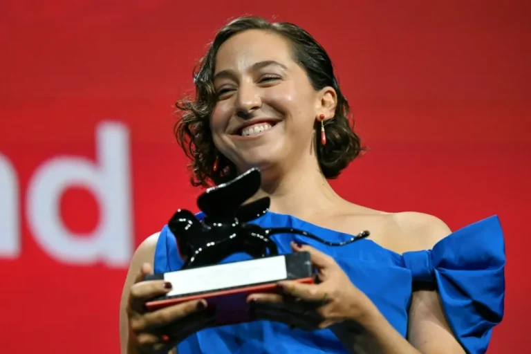 سارة فريزلاند تعبر عن دعمها للفلسطينيين خلال تسلمها جائزة مهرجان البندقية السينمائي