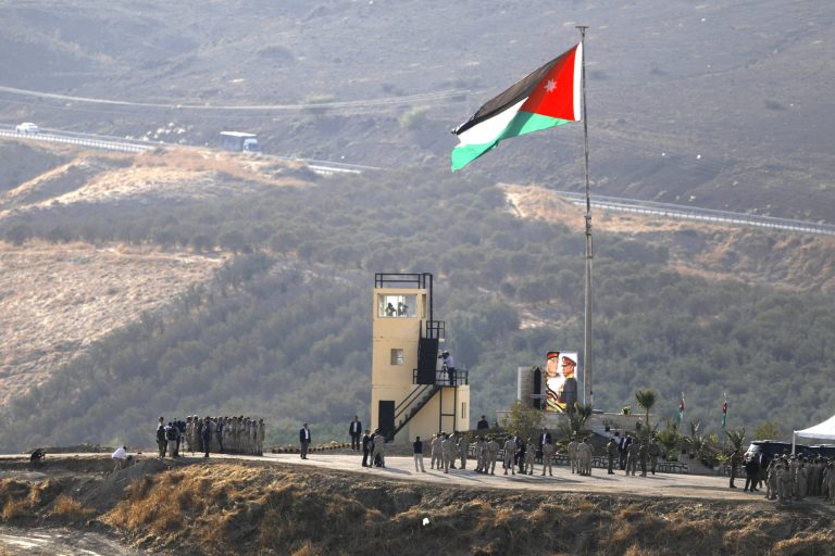 جيش الاحتلال يحفر خندقا على الحدود مع الأردن