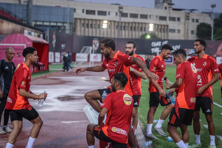 الأهلي يستعد للموسم الجديد بصفقات جديدة، مع غياب أشرف داري ووسام علي.
