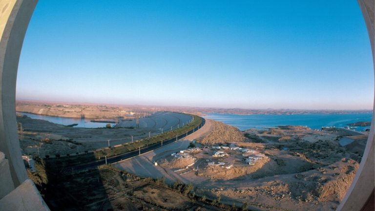 مصر.. مسؤول يرد على أنباء تلوث مياه السد العالي