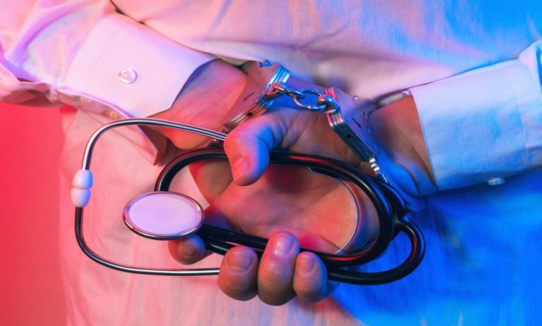 فضيحة طبية: أطباء يعترفون بالتحرش بالمريضات في بث مباشر صادم
