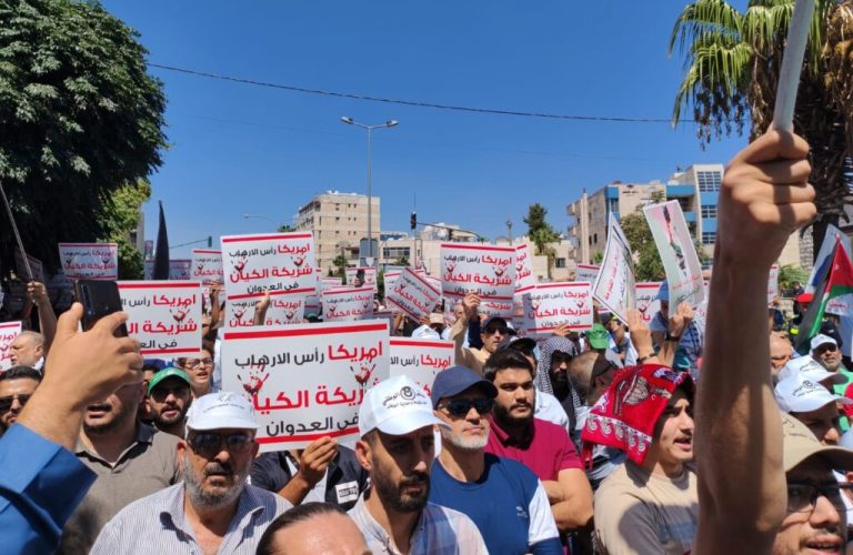 الأردن…مسيرة قرب السفارة الأمريكية رفضا للدعم الأمريكي لجرائم الاحتلال بغزة