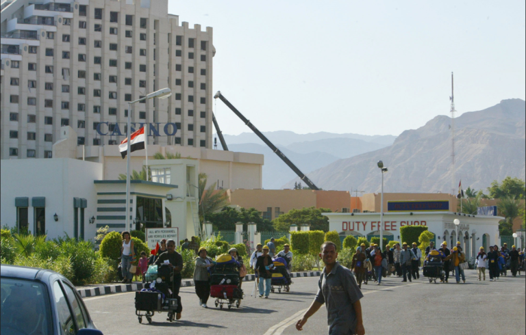 مصر.. حبس إسرائيليين لاعتدائهم على عمال مصريين في فندق بطابا