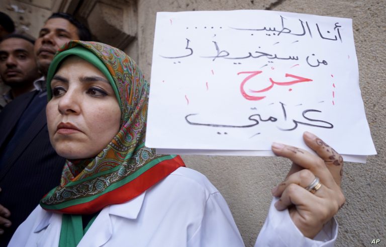 أزمة صحية طاحنة تهدد مصر: 131 ألف طبيب فقط لخدمة 104 مليون نسمة