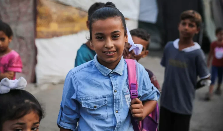 ميدل إيست آي: أطفال غزة في الصف السادس يبدأون العام الدراسي الجديد دون صف دراسي!