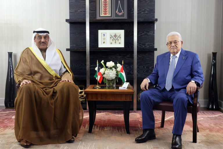 الكويت تؤكد تضامنها الثابت مع الشعب الفلسطيني خلال لقاء ولي العهد مع محمود عباس