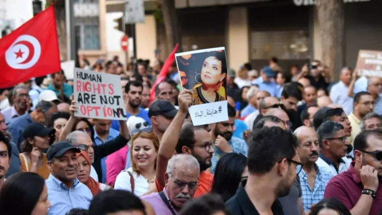 مظاهرات في تونس تطالب بالديمقراطية وإسقاط قيس سعيد