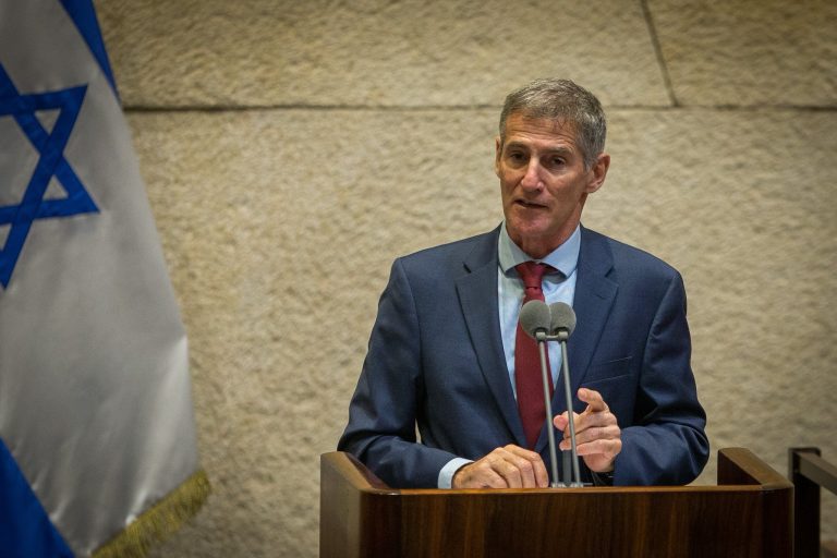 زعيم حزب “العمل” الإسرائيلي يطالب بمواصلة التظاهرات لإسقاط نتنياهو