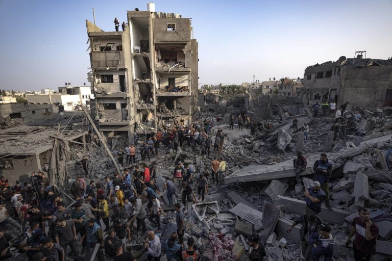 العفو الدولية تطالب بفتح تحقيق في جرائم الحرب الإسرائيلية في غزة.