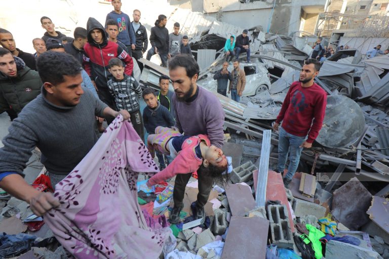 12 شهيدا في غارات إسرائيلية استهدفت منازل بقطاع غزة منذ فجر اليوم