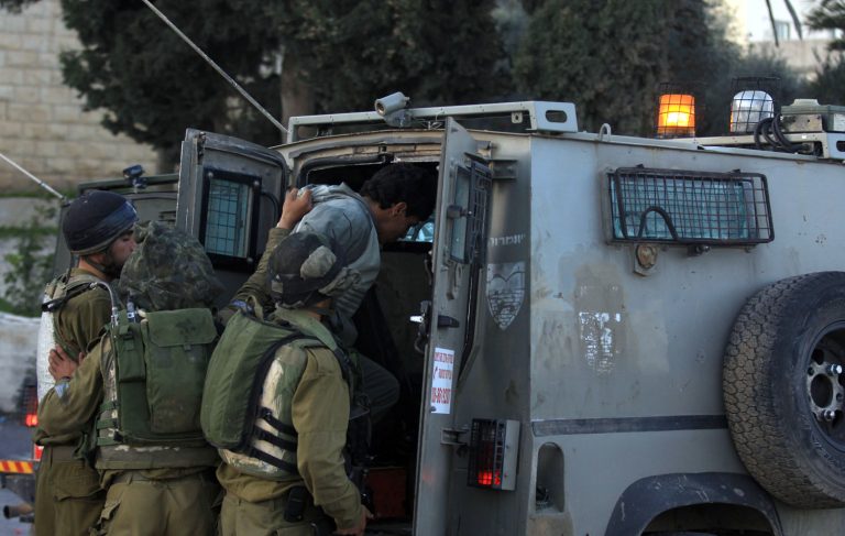 قوات الاحتلال تقتحم بلدة “عناتا” بالقدس وتعتقل فلسطينيا