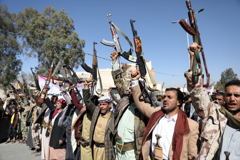 الحوثيون يعلنون استعدادهم لإرسال مئات الآلاف من المقاتلين لدعم حزب الله في مواجهة إسرائيل