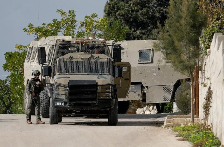 إصابة شاب برصاص الاحتلال الإسرائيلي خلال اقتحام بلدة “قلنديا”