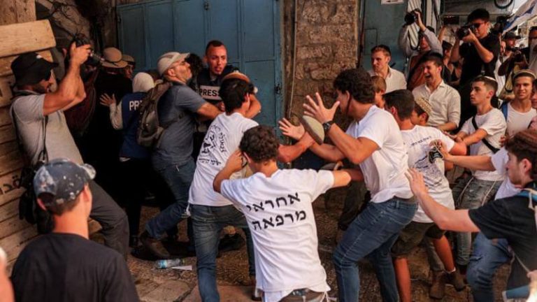 غالبية الإسرائيليين تؤيد رقابة على المنشورات المتعاطفة مع الفلسطينيين في غزة.