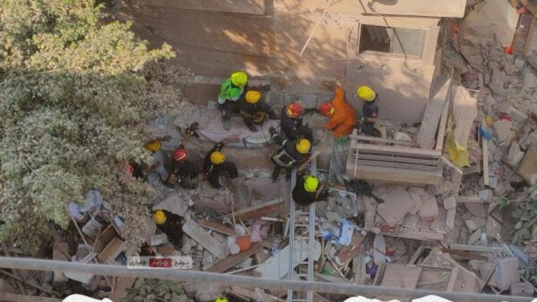 لليوم الثانى : قوات الإنقاذ في القاهرة تواصل عمليات البحث عن المفقودين تحت أنقاض العقار المنهار