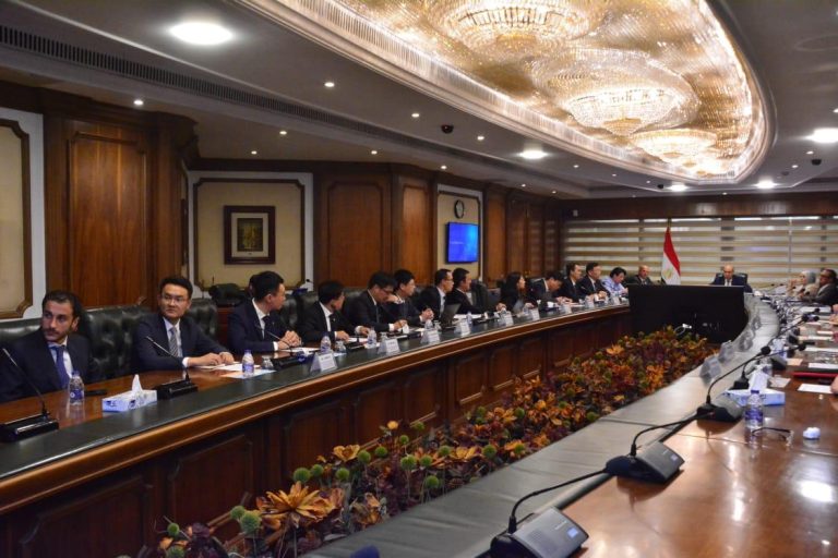 وزير الطيران يلتقي بوفد الشركة الصينية العامة للهندسة المعمارية لتعزيز التعاون في تطوير المطارات المصرية