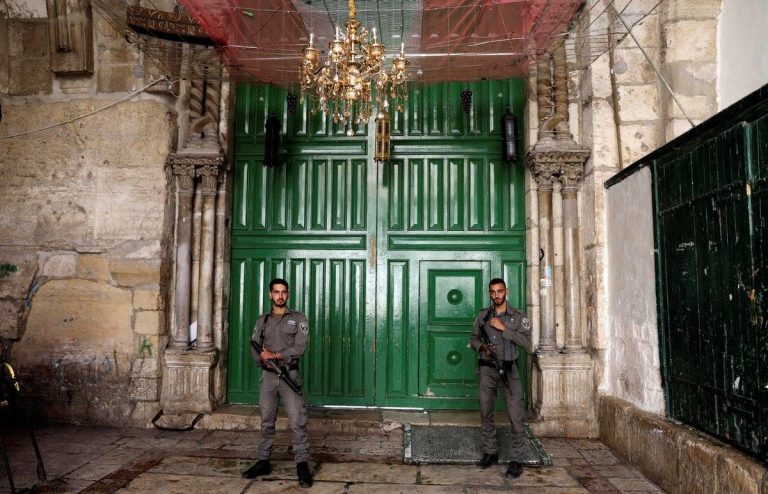 طعن في القدس المحتلة والاحتلال يغلق أبواب المسجد الأقصى.