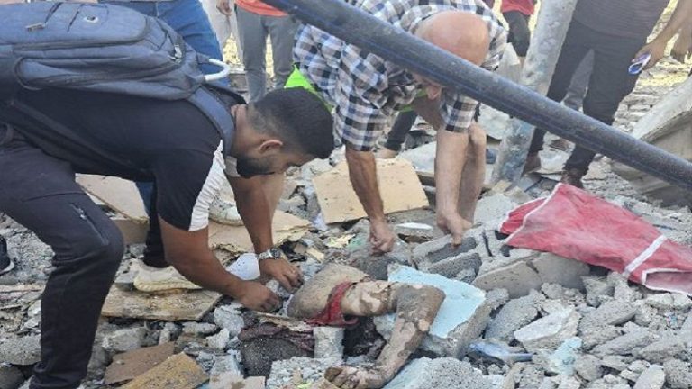 استشهاد 9 أشخاص وإصابة عدد كبير في قصف مدرسة “الجاعوني” بمخيم النصيرات
