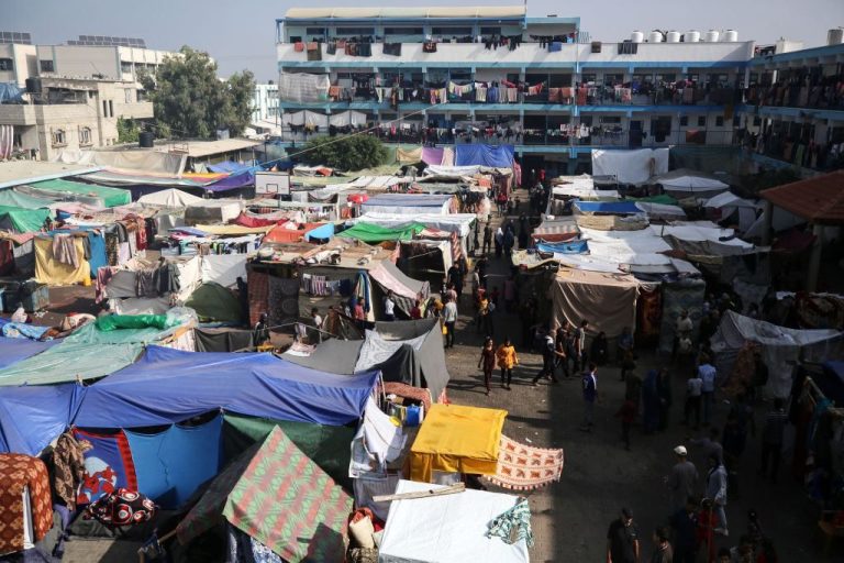 عام على الحرب، تتفاقم معاناة غزة بنقص حاد في المساعدات، لكن مبادرات الإغاثة مستمرة.