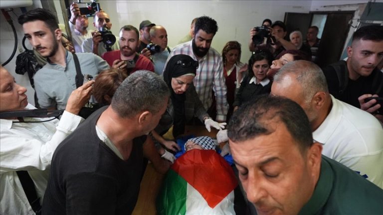 فلسطينيون يشيعون جنازة الناشطة عائشة نور التى قتلها الاحتلال