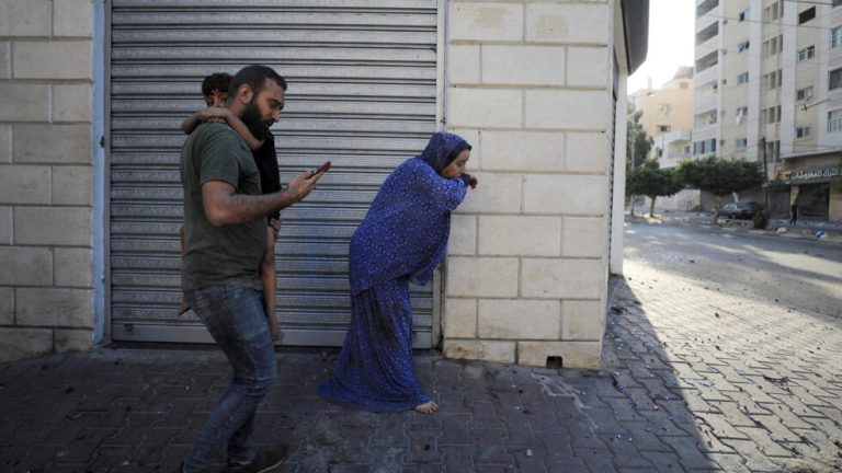 انقطاع خدمات الاتصالات والإنترنت في غزة بفعل عدوان الاحتلال الإسرائيلي المستمر