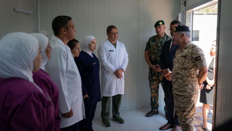 الملك عبد الله الثاني يتابع تجهيز المستشفى الميداني الأردني “التوليد والخداج” لتقديم الدعم الإنساني في غزة