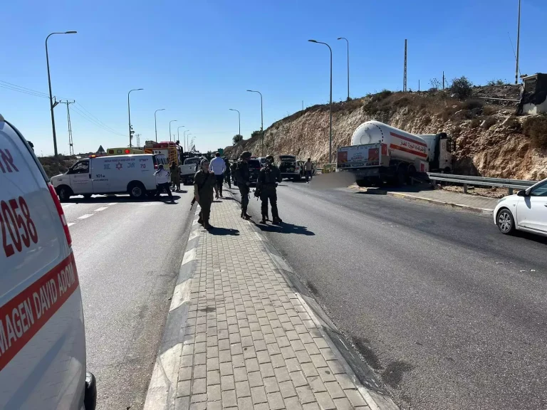 إصابة إسرائيلية خطيرة جراء عملية دهس شمال رام الله والجيش يحتل منطقة الحادثة