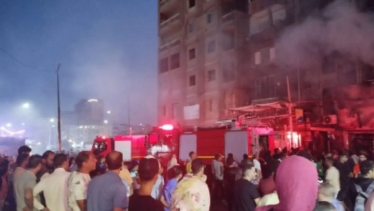 حريق هائل يلتهم شقة سكنية ومحل أحذية في منطقة الورديان بالإسكندرية