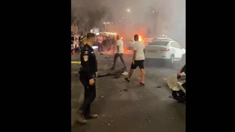 انفجار سيارة قرب مركز للشرطة في مدينة عكا دون وقوع إصابات (فيديو)