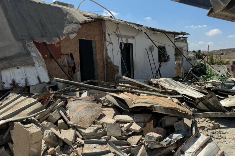 الاحتلال الإسرائيلي يجبر مقدسياً على هدم منزله في بيت حنينا مجدداً