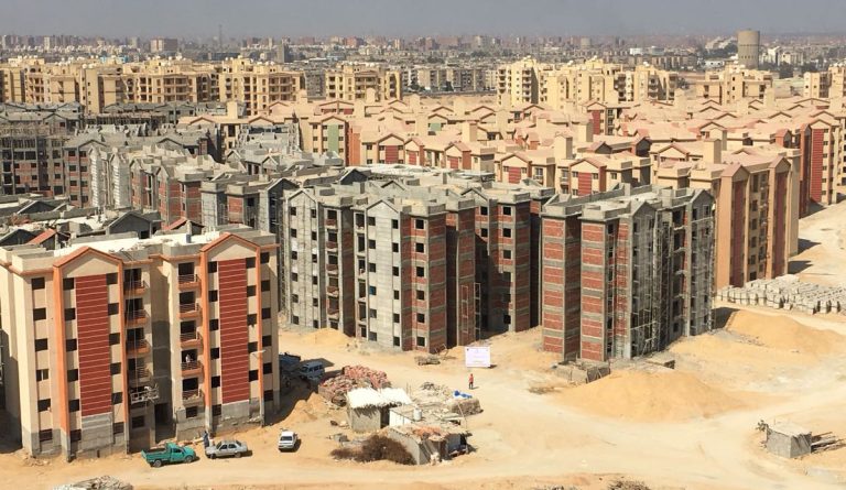 الفساد الحكومي في مشاريع الإسكان المصري: طوفان من الفشل والإهمال