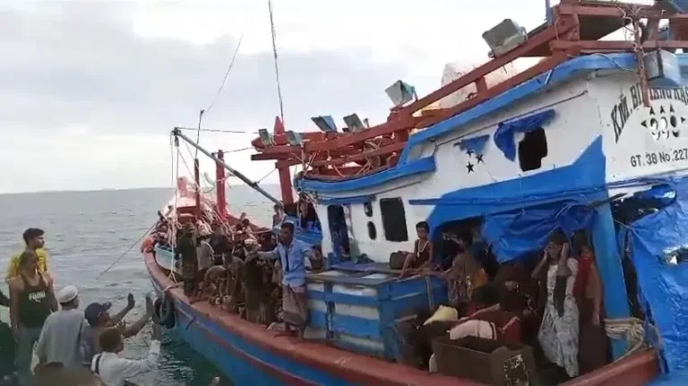وفاة 3 لاجئين روهينجا على متن قارب قبالة سواحل إندونيسيا