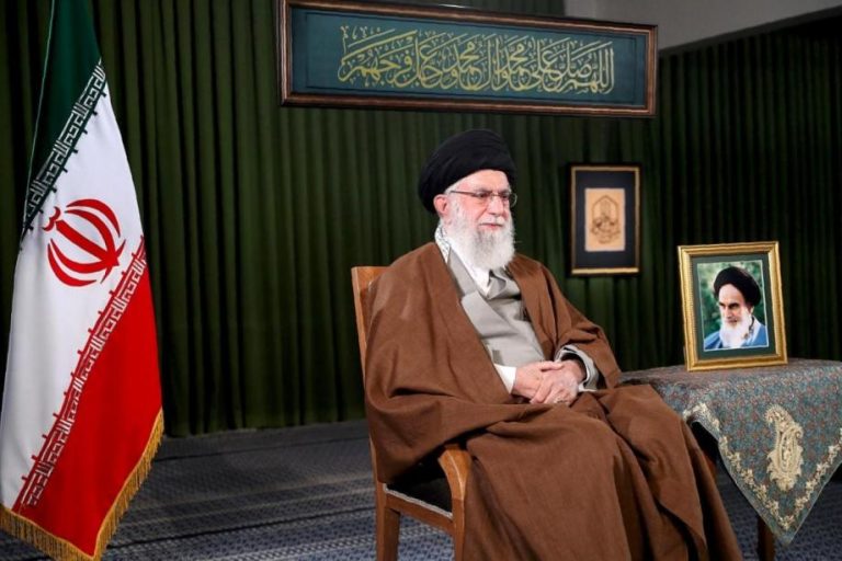 إعلام عبري: الاحتلال يدرس قصف مقر خامنئي في إيران