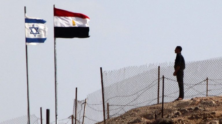 صحيفة عبرية تكشف بوادر أزمة تلوح في الأفق بين مصر والاحتلال