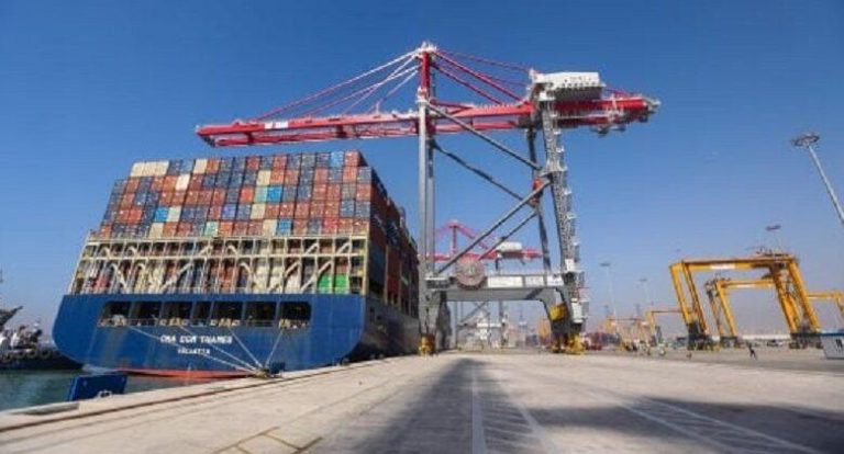 سفينة محملة بمواد متفجرة للاحتلال تمر عبر ميناء الإسكندرية