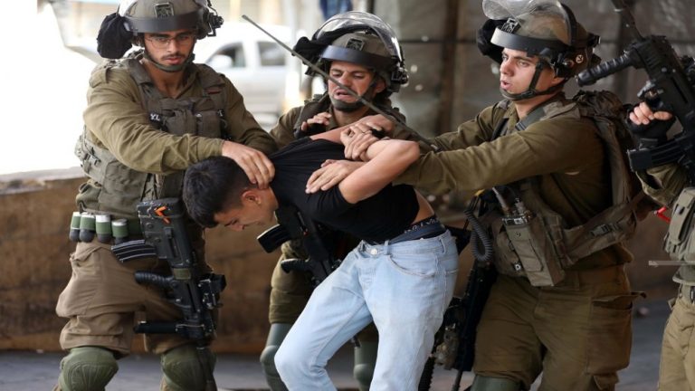 قوات الاحتلال تعتقل 30 فلسطينيا من الضفة الغربية بينهم طفلا وأسرى سابقين