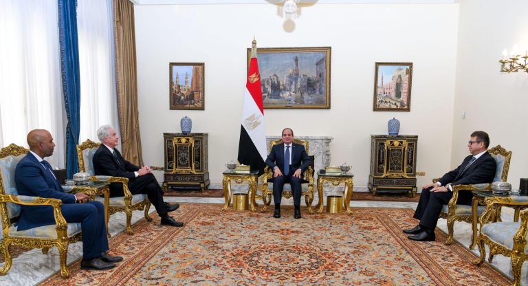 السيسي في رسالة للأمريكان يُحذّر من خطورة استمرار التصعيد في المنطقة