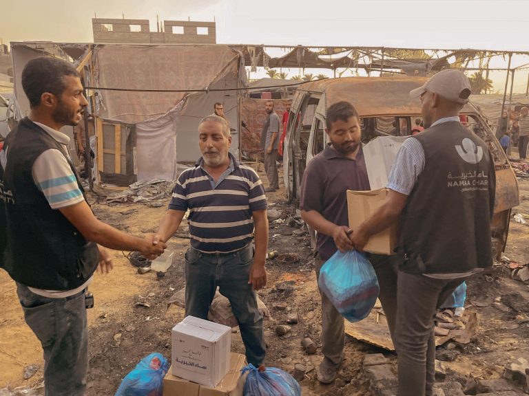 نماء الخيرية الكويتية توزع مساعدات إنسانية عاجلة للمتضررين من حريق مستشفى شهداء الأقصى في غزة