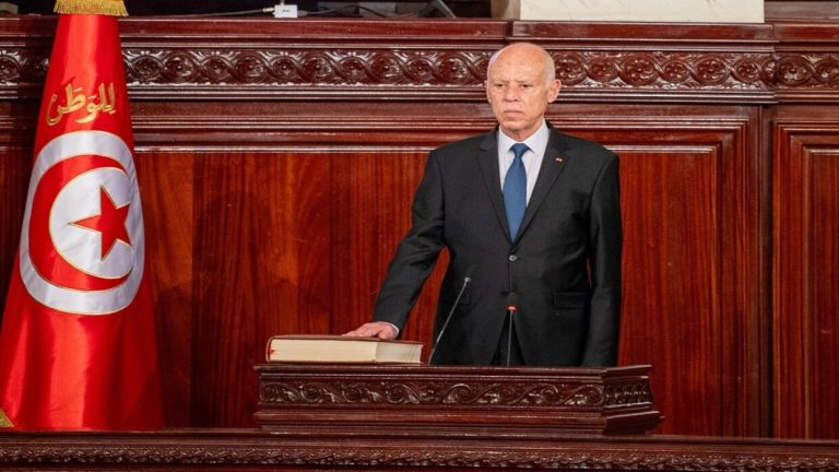 بعد أن أقصى كل منافسيه..قيس سعيد يؤدي اليمين الدستورية رئيسا لتونس