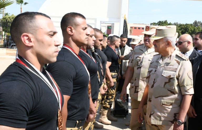 مصر.. وزير الدفاع يتفقد القوات الخاصة ويطالبهم بالاستعداد للقتال