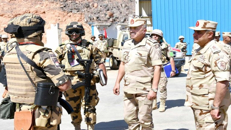مصر..رئيس أركان الجيش يتفقد الحدود مع السودان