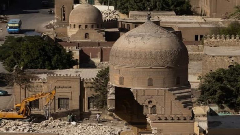 مصر .. الحكومة توقف هدم مقابر الإمام الشافعي بعد ضغط الرأى العام