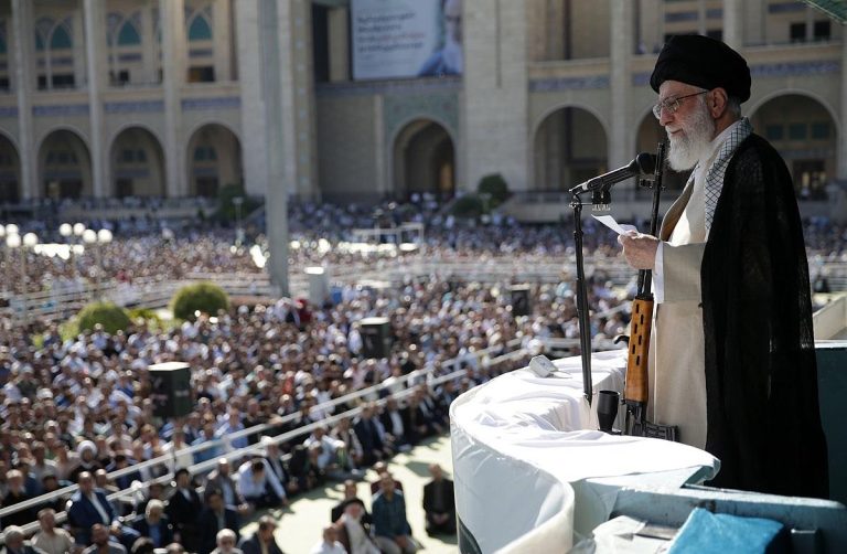الخامنئي: “طوفان الأقصى” أعاد إسرائيل 70 عاماً إلى الوراء