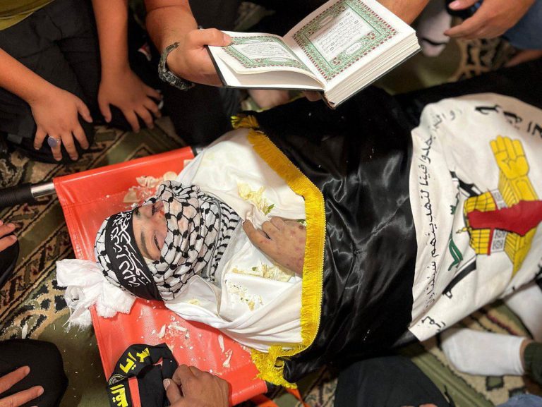 تشييع مهيب لمقاتل من  سرايا القدس  في مخيم عين الحلوة بلبنان