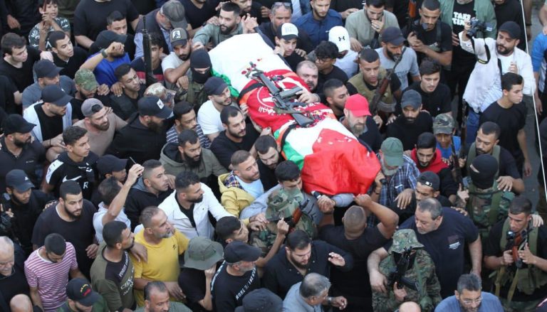 تشييع حاشد لجثمان المجاهد سليمان عبد الكريم الأحمد في مخيم عين الحلوة
