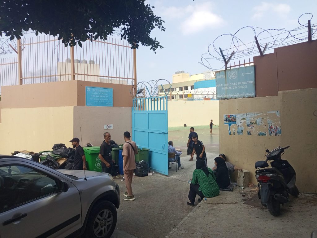 غضب بسبب قرار “أونروا” سحب موظفيها من إحدى مدارسها التي تؤوي نازحين