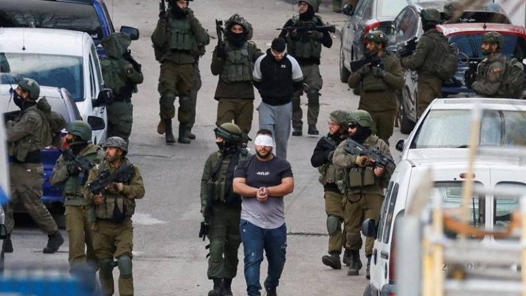 قوات الاحتلال الإسرائيلي تعتقل 15 فلسطينياً في الضفة الغربية وسط تصاعد التوتر