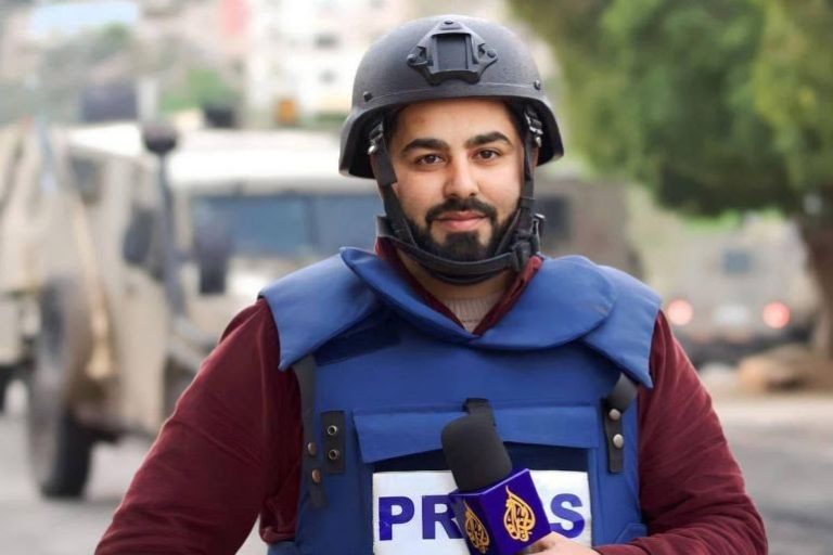 أجهزة أمن السلطة الفلسطينية توقف صحفياً بعد تقديمه شكوى ضد عنصر أمني اعتدى عليه
