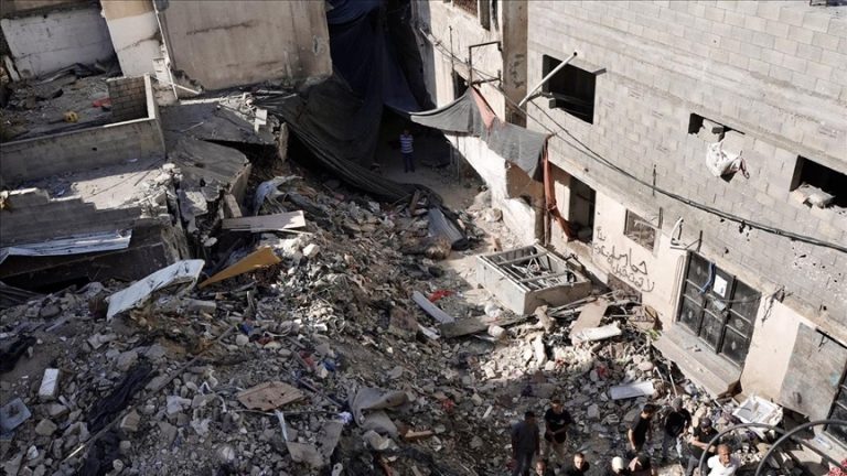 الاحتلال الإسرائيلي يستخدم القصف الجوي ضد المدنيين في مخيم طولكرم: تجديد للأساليب العسكرية وتصعيد في الشأن الفلسطيني
